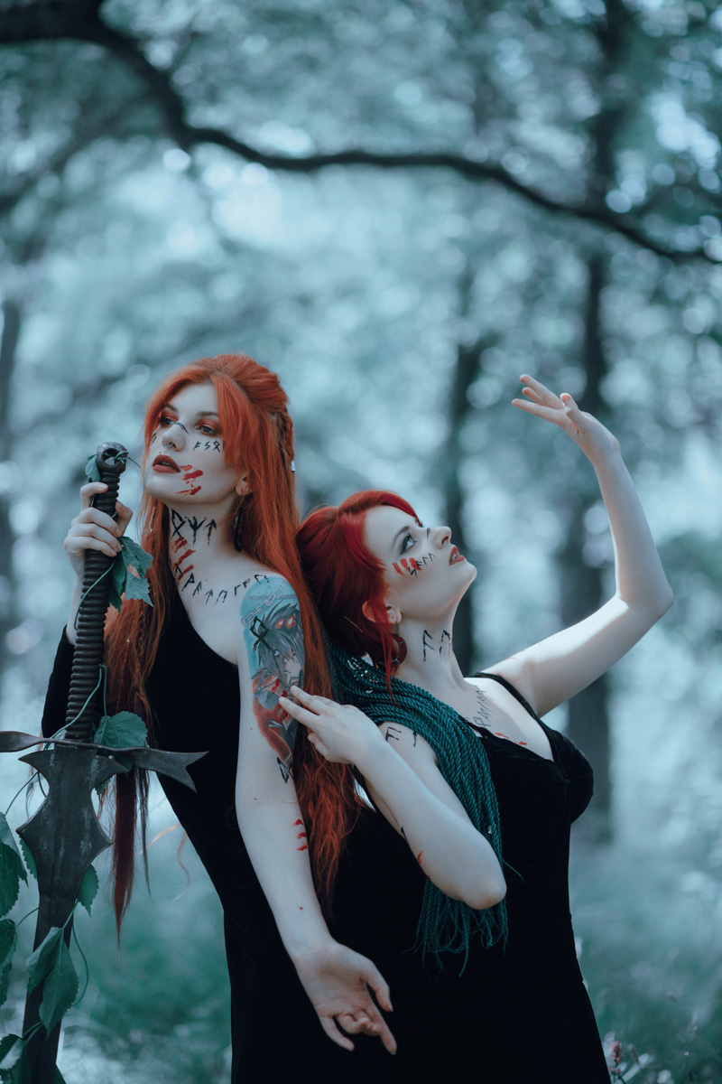 Этим летом владимирские фотографы и модели выбрались на природу, чтобы примерить на себя образы светлых и темных духов.