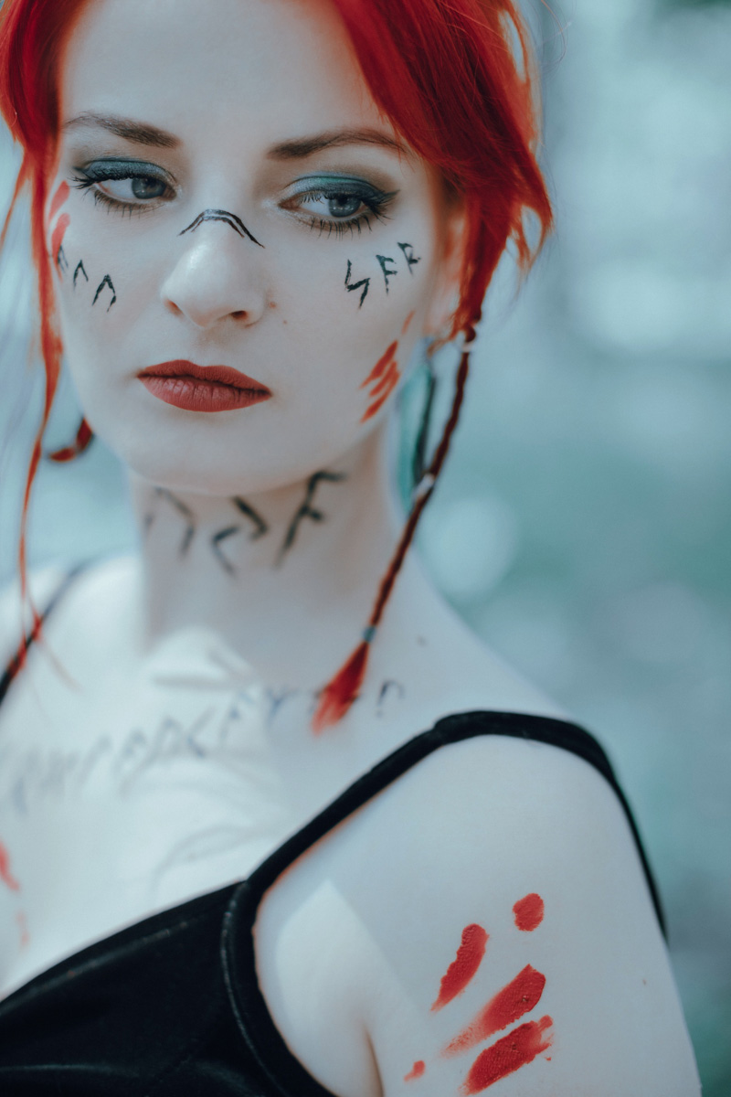 Этим летом владимирские фотографы и модели выбрались на природу, чтобы примерить на себя образы светлых и темных духов.