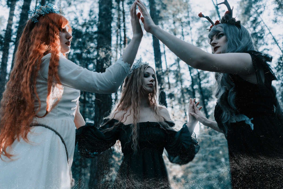 Этим летом владимирские фотографы и модели выбрались на природу, чтобы примерить на себя образы светлых и темных духов.