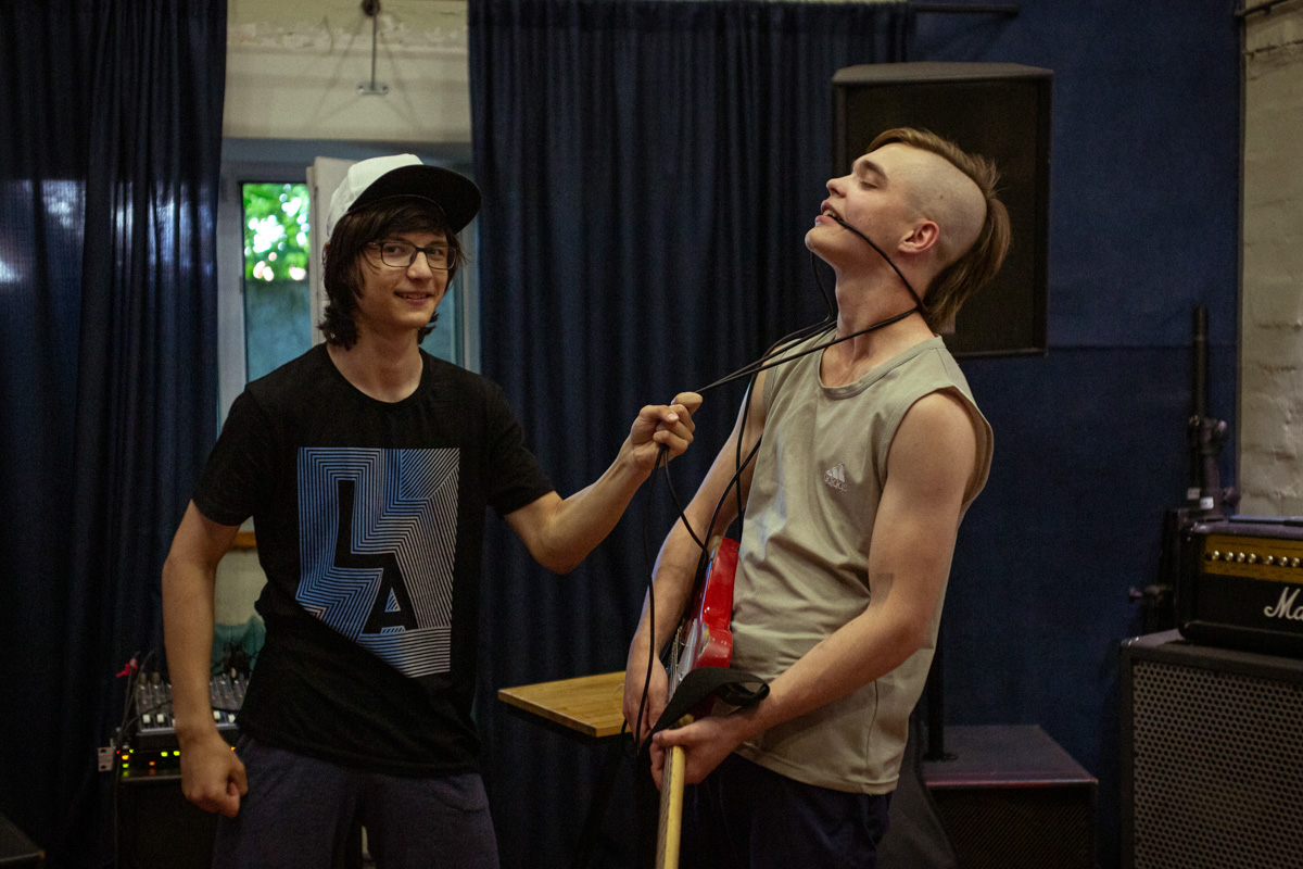 Знакомимся с неутомимыми парнями, некогда вдохновлявшимися творчеством американцев Red Hot Chili Peppers, а теперь нашедшими собственное звучание.