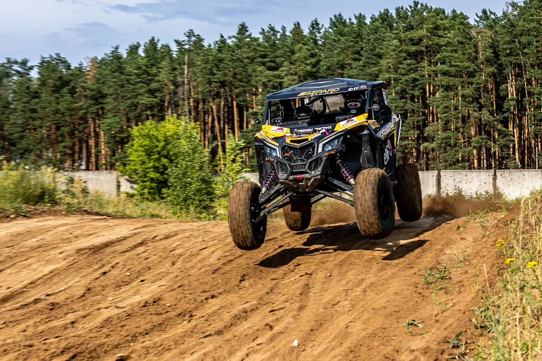 В минувшие выходные в Коврове прошли соревнования по ралли-рейдам Баха "Князь Владимир". Спустя шесть лет более 60 человек собрались на 37 экипажах, чтобы покорить бездорожье. Однако не всем удалось легко преодолеть 400-километровую гонку в четыре этапа и финишировать.