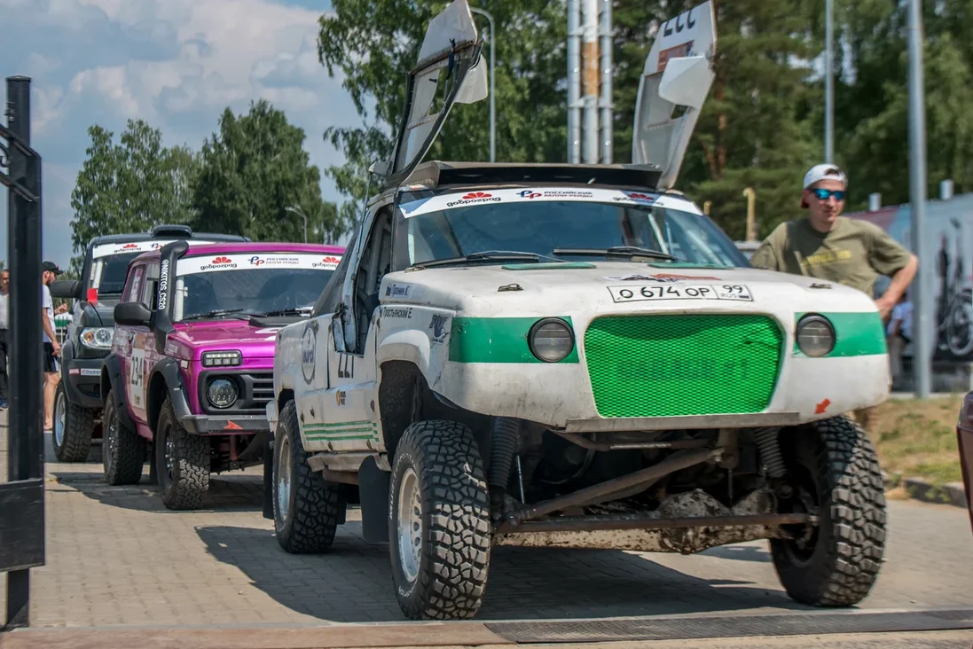 В минувшие выходные в Коврове прошли соревнования по ралли-рейдам Баха "Князь Владимир". Спустя шесть лет более 60 человек собрались на 37 экипажах, чтобы покорить бездорожье. Однако не всем удалось легко преодолеть 400-километровую гонку в четыре этапа и финишировать.