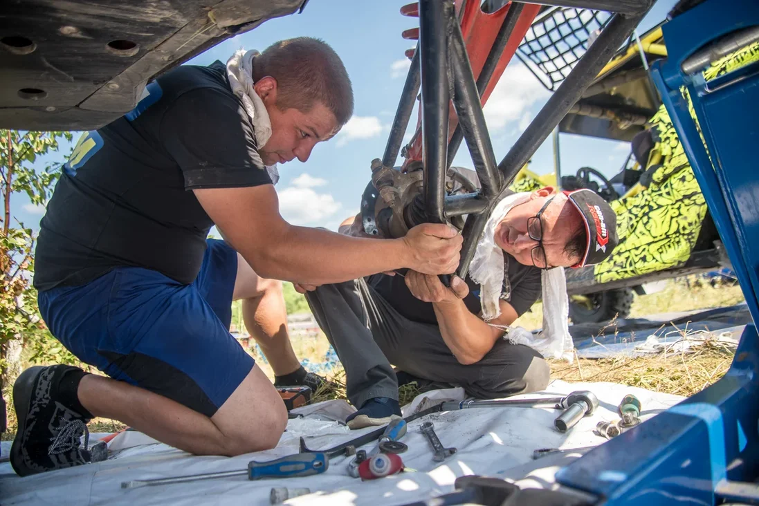 В минувшие выходные в Коврове прошли соревнования по ралли-рейдам Баха "Князь Владимир". Спустя шесть лет более 60 человек собрались на 37 экипажах, чтобы покорить бездорожье. Однако не всем удалось легко преодолеть 400-километровую гонку в четыре этапа и финишировать.