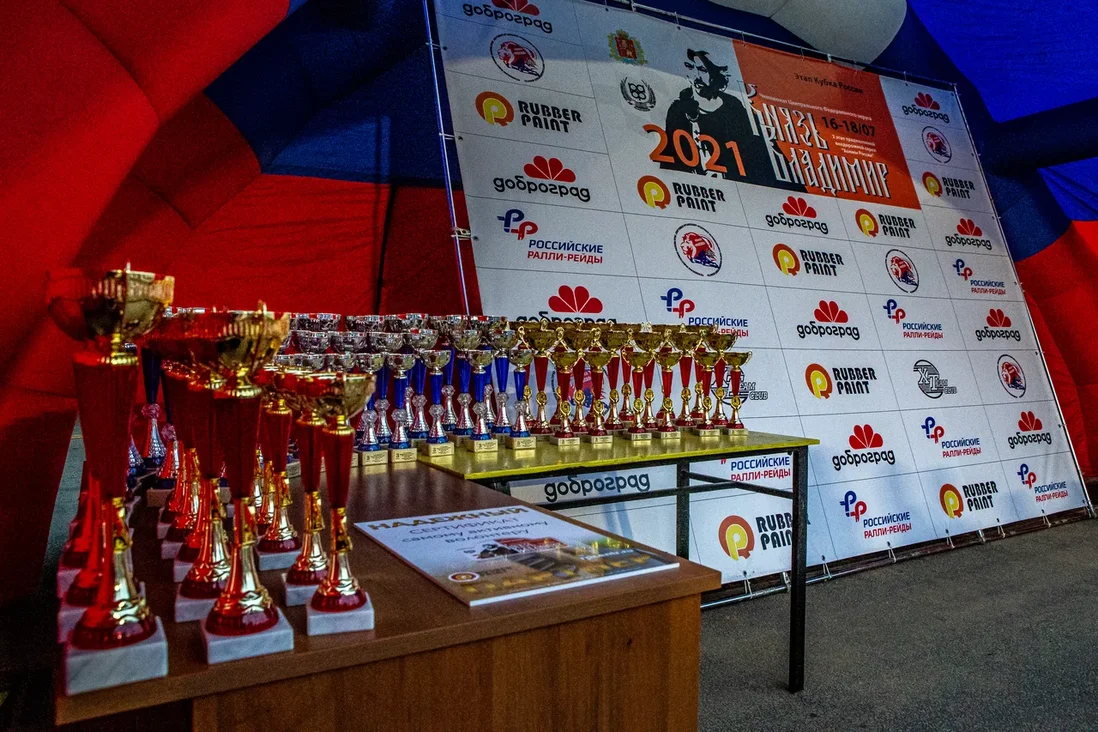 В минувшие выходные в Коврове прошли соревнования по ралли-рейдам Баха "Князь Владимир". Спустя шесть лет более 60 человек собрались на 37 экипажах, чтобы покорить бездорожье. Однако не всем удалось легко преодолеть 400-километровую гонку в четыре этапа и финишировать.