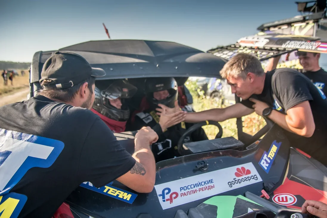 В минувшие выходные в Коврове прошли соревнования по ралли-рейдам Баха "Князь Владимир". Спустя шесть лет более 60 человек собрались на 37 экипажах, чтобы покорить бездорожье. Однако не всем удалось легко преодолеть 400-километровую гонку в четыре этапа и финишировать.