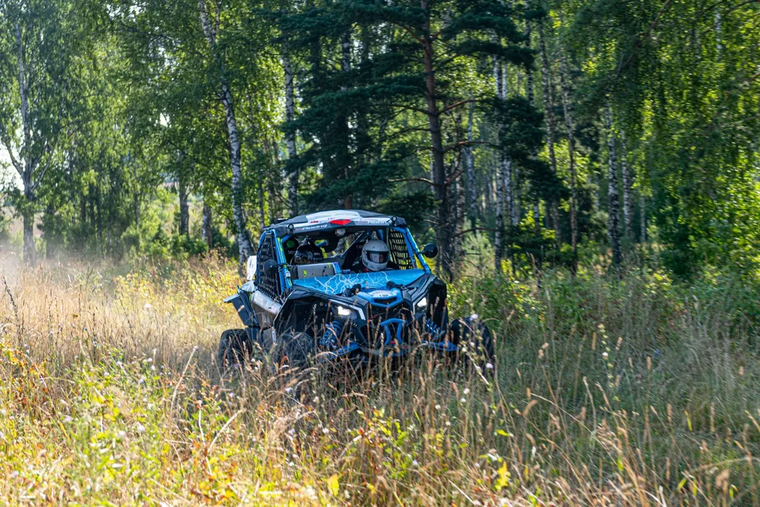 В минувшие выходные в Коврове прошли соревнования по ралли-рейдам Баха "Князь Владимир". Спустя шесть лет более 60 человек собрались на 37 экипажах, чтобы покорить бездорожье. Однако не всем удалось легко преодолеть 400-километровую гонку в четыре этапа и финишировать.