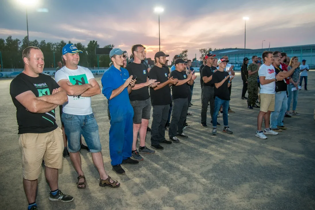 В минувшие выходные в Коврове прошли соревнования по ралли-рейдам Баха "Князь Владимир". Спустя шесть лет более 60 человек собрались на 37 экипажах, чтобы покорить бездорожье. Однако не всем удалось легко преодолеть 400-километровую гонку в четыре этапа и финишировать.