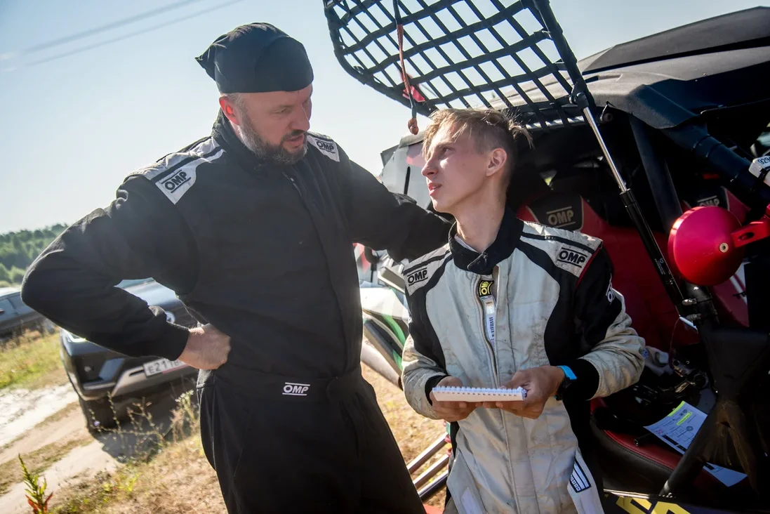 В минувшие выходные в Коврове прошли соревнования по ралли-рейдам Баха "Князь Владимир". Спустя шесть лет более 60 человек собрались на 37 экипажах, чтобы покорить бездорожье. Однако не всем удалось легко преодолеть 400-километровую гонку в четыре этапа и финишировать.