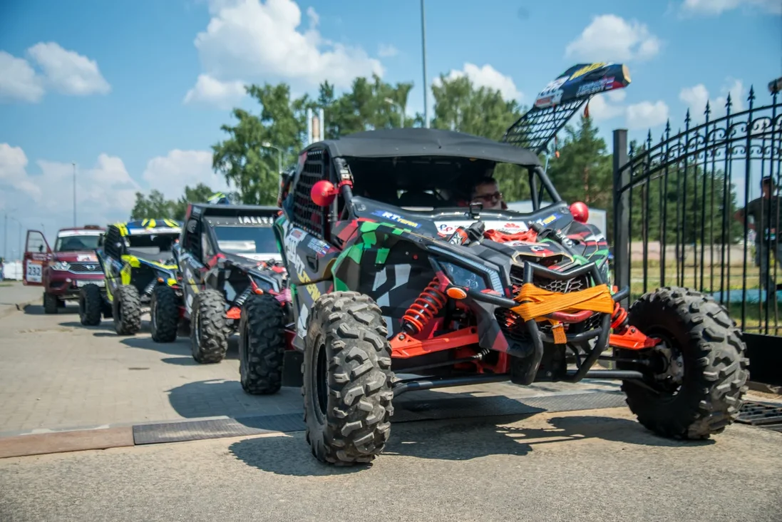В минувшие выходные в Коврове прошли соревнования по ралли-рейдам Баха "Князь Владимир". Спустя шесть лет более 60 человек собрались на 37 экипажах, чтобы покорить бездорожье. Однако не всем удалось легко преодолеть 400-километровую гонку в четыре этапа и финишировать.