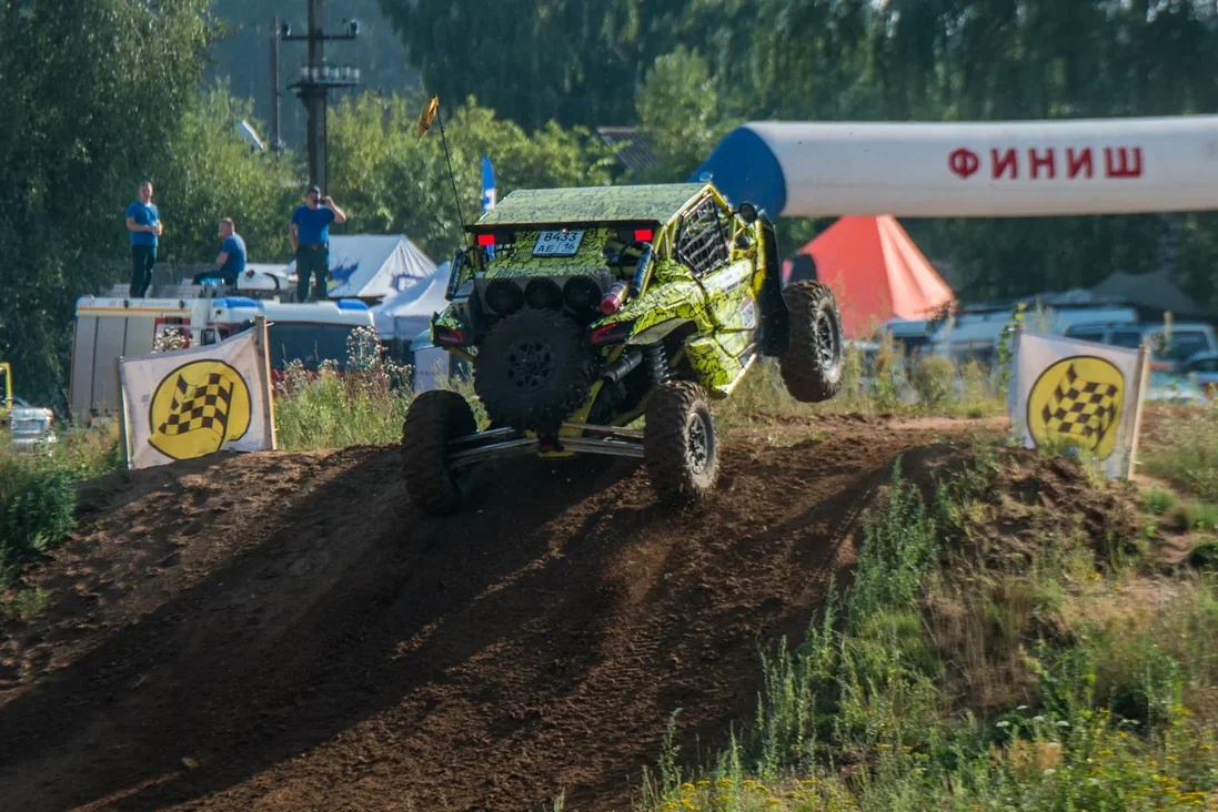 В минувшие выходные в Коврове прошли соревнования по ралли-рейдам Баха "Князь Владимир". Спустя шесть лет более 60 человек собрались на 37 экипажах, чтобы покорить бездорожье. Однако не всем удалось легко преодолеть 400-километровую гонку в четыре этапа и финишировать.