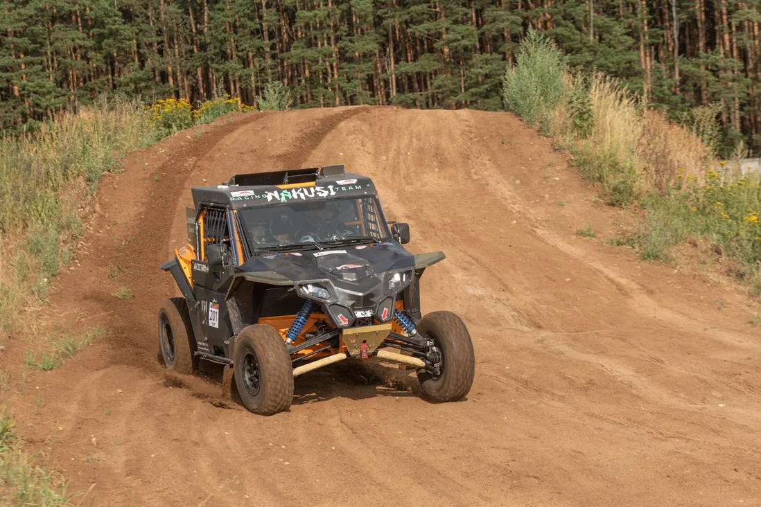 В минувшие выходные в Коврове прошли соревнования по ралли-рейдам Баха "Князь Владимир". Спустя шесть лет более 60 человек собрались на 37 экипажах, чтобы покорить бездорожье. Однако не всем удалось легко преодолеть 400-километровую гонку в четыре этапа и финишировать.