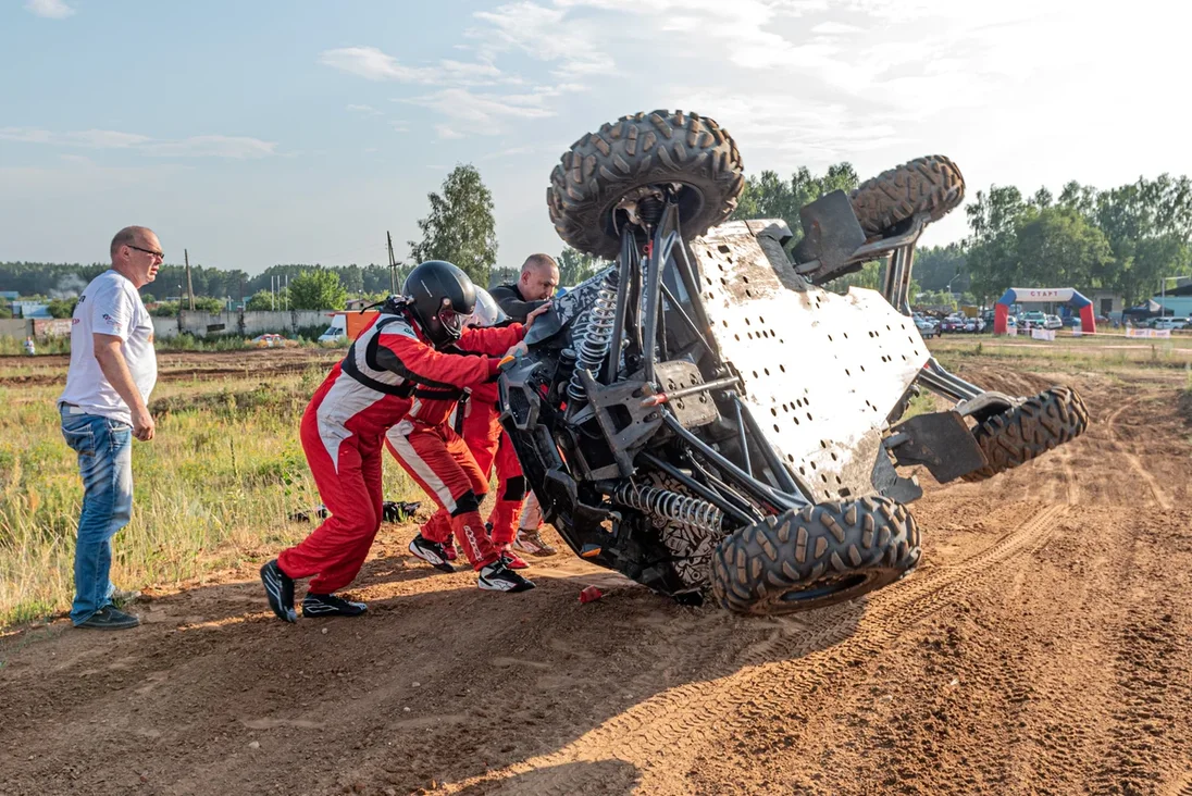 В минувшие выходные в Коврове прошли соревнования по ралли-рейдам Баха "Князь Владимир". Спустя шесть лет более 60 человек собрались на 37 экипажах, чтобы покорить бездорожье. Однако не всем удалось легко преодолеть 400-километровую гонку в четыре этапа и финишировать.