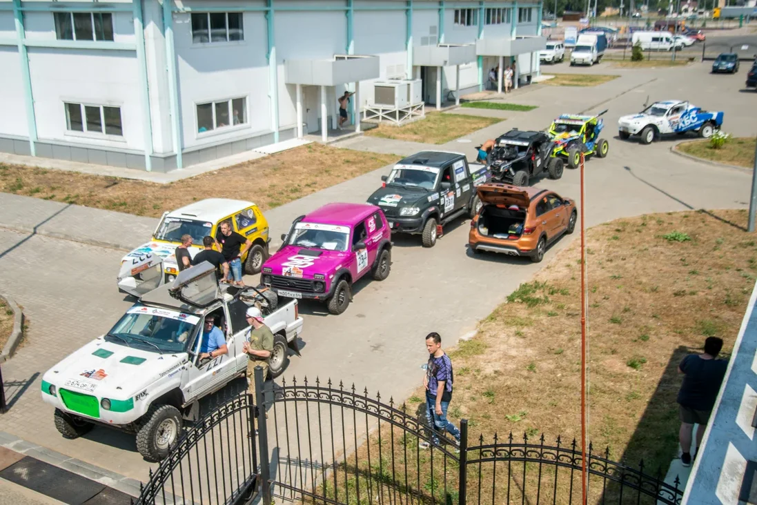 В минувшие выходные в Коврове прошли соревнования по ралли-рейдам Баха "Князь Владимир". Спустя шесть лет более 60 человек собрались на 37 экипажах, чтобы покорить бездорожье. Однако не всем удалось легко преодолеть 400-километровую гонку в четыре этапа и финишировать.