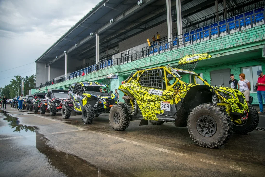 В минувшие выходные в Коврове прошли соревнования по ралли-рейдам Баха "Князь Владимир". Спустя шесть лет более 60 человек собрались на 37 экипажах, чтобы покорить бездорожье. Однако не всем удалось легко преодолеть 400-километровую гонку в четыре этапа и финишировать.