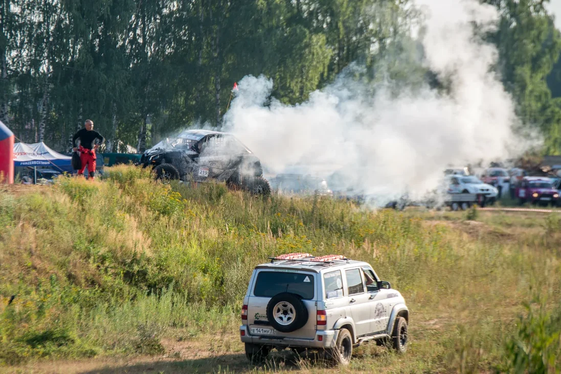 В минувшие выходные в Коврове прошли соревнования по ралли-рейдам Баха "Князь Владимир". Спустя шесть лет более 60 человек собрались на 37 экипажах, чтобы покорить бездорожье. Однако не всем удалось легко преодолеть 400-километровую гонку в четыре этапа и финишировать.