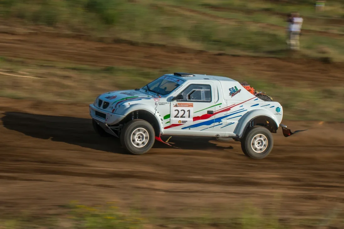 В минувшие выходные в Коврове прошли соревнования по ралли-рейдам Баха "Князь Владимир". Спустя шесть лет более 60 человек собрались на 37 экипажах, чтобы покорить бездорожье. Однако не всем удалось легко преодолеть 400-километровую гонку в четыре этапа и финишировать.