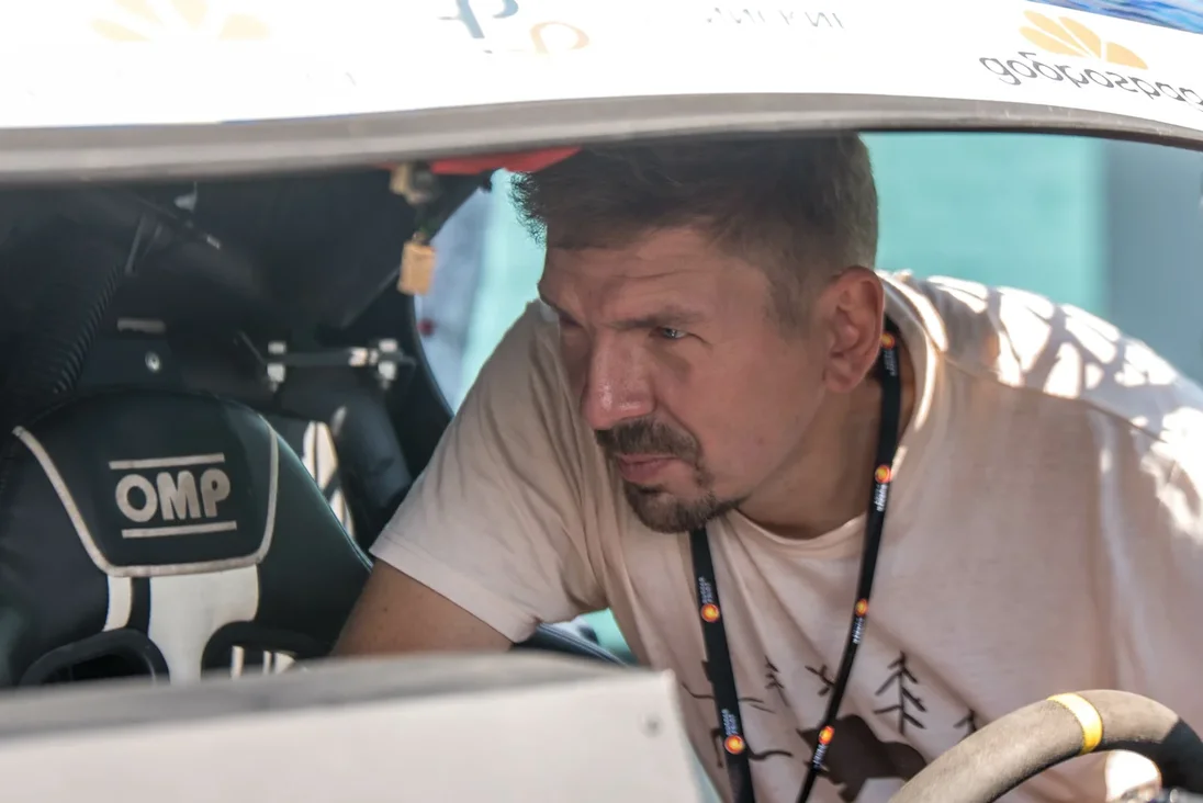 В минувшие выходные в Коврове прошли соревнования по ралли-рейдам Баха "Князь Владимир". Спустя шесть лет более 60 человек собрались на 37 экипажах, чтобы покорить бездорожье. Однако не всем удалось легко преодолеть 400-километровую гонку в четыре этапа и финишировать.