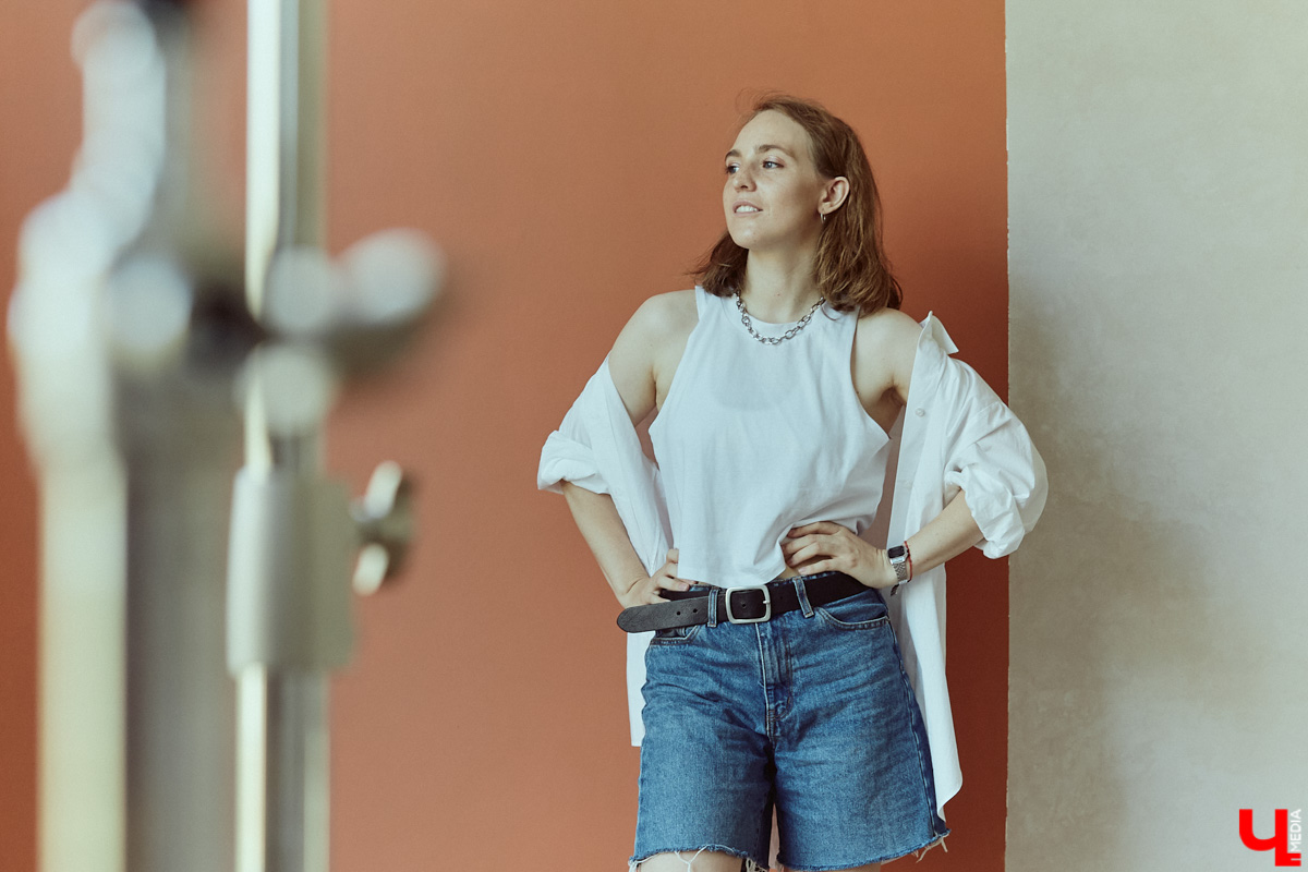 Фотограф и молодая мама Юлия Митина теперь предпочитает не просто стильные, но и удобные наряды: чтобы в поисках удачных ракурсов было комфортно лежать на полу и даже ползать по нему. Несколько демократичных аутфитов Юля и продемонстрировала нашему изданию.