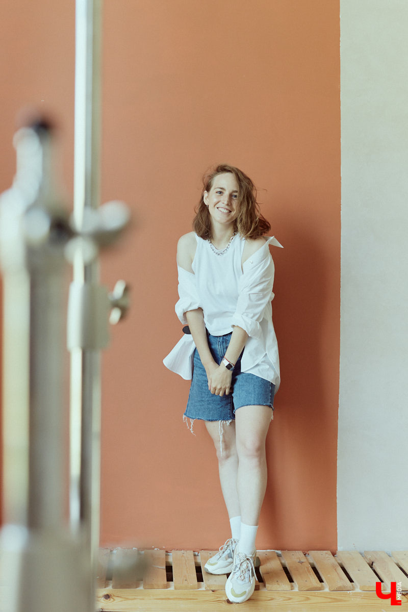 Фотограф и молодая мама Юлия Митина теперь предпочитает не просто стильные, но и удобные наряды: чтобы в поисках удачных ракурсов было комфортно лежать на полу и даже ползать по нему. Несколько демократичных аутфитов Юля и продемонстрировала нашему изданию.