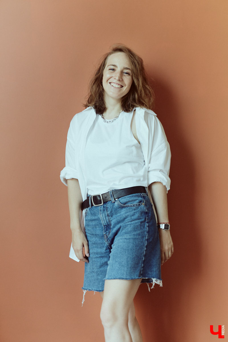 Фотограф и молодая мама Юлия Митина теперь предпочитает не просто стильные, но и удобные наряды: чтобы в поисках удачных ракурсов было комфортно лежать на полу и даже ползать по нему. Несколько демократичных аутфитов Юля и продемонстрировала нашему изданию.