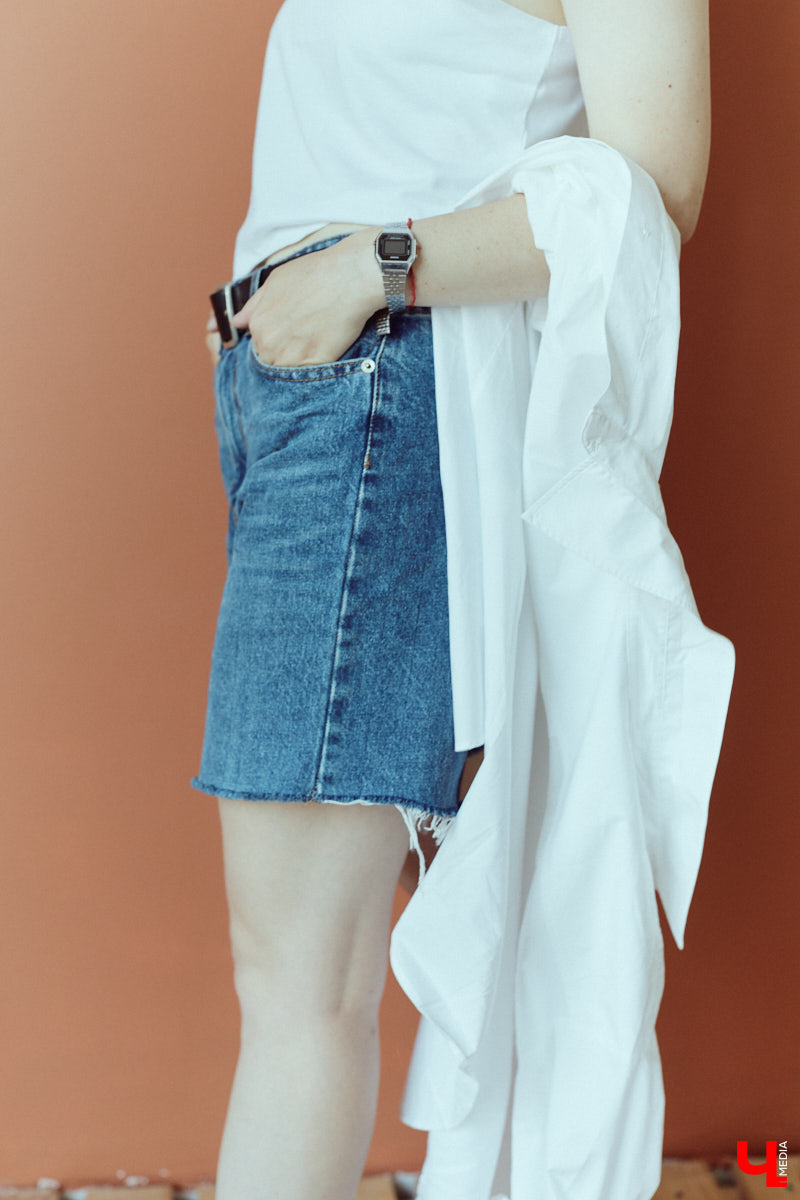 Фотограф и молодая мама Юлия Митина теперь предпочитает не просто стильные, но и удобные наряды: чтобы в поисках удачных ракурсов было комфортно лежать на полу и даже ползать по нему. Несколько демократичных аутфитов Юля и продемонстрировала нашему изданию.