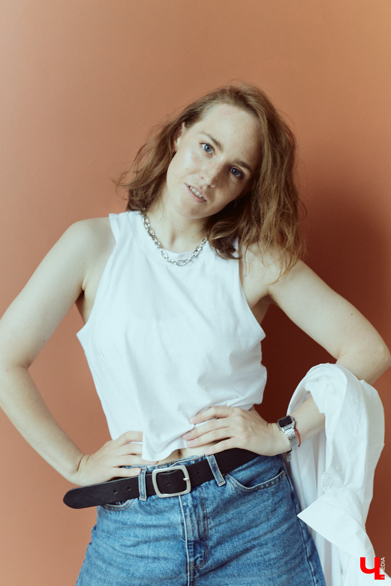 Фотограф и молодая мама Юлия Митина теперь предпочитает не просто стильные, но и удобные наряды: чтобы в поисках удачных ракурсов было комфортно лежать на полу и даже ползать по нему. Несколько демократичных аутфитов Юля и продемонстрировала нашему изданию.