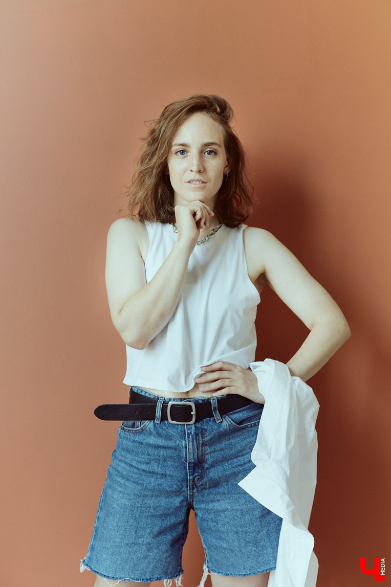 Фотограф и молодая мама Юлия Митина теперь предпочитает не просто стильные, но и удобные наряды: чтобы в поисках удачных ракурсов было комфортно лежать на полу и даже ползать по нему. Несколько демократичных аутфитов Юля и продемонстрировала нашему изданию.