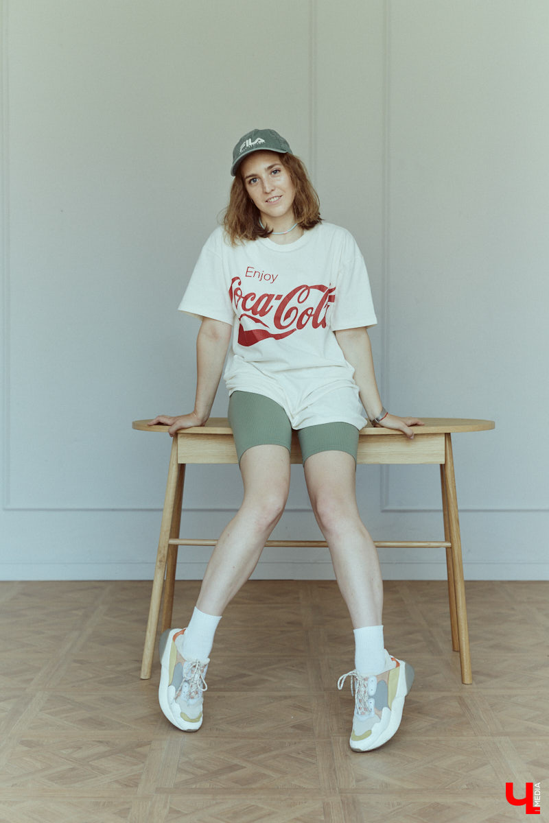 Фотограф и молодая мама Юлия Митина теперь предпочитает не просто стильные, но и удобные наряды: чтобы в поисках удачных ракурсов было комфортно лежать на полу и даже ползать по нему. Несколько демократичных аутфитов Юля и продемонстрировала нашему изданию.