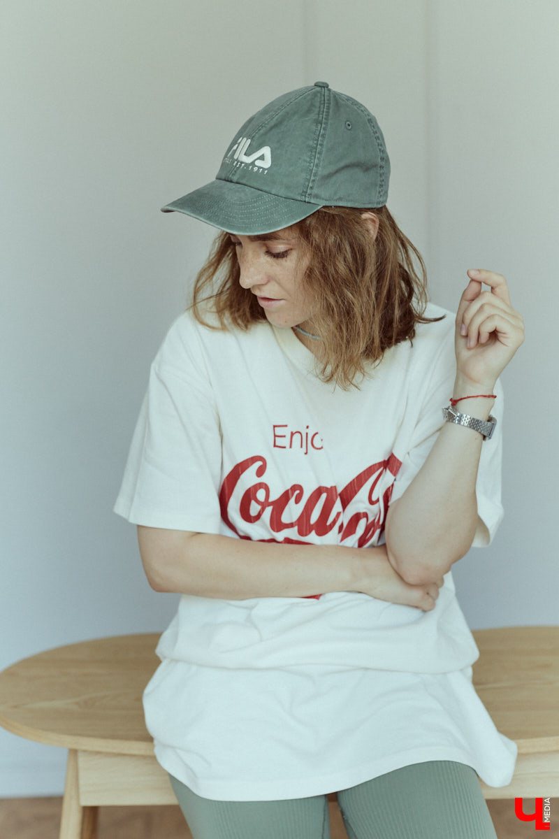 Фотограф и молодая мама Юлия Митина теперь предпочитает не просто стильные, но и удобные наряды: чтобы в поисках удачных ракурсов было комфортно лежать на полу и даже ползать по нему. Несколько демократичных аутфитов Юля и продемонстрировала нашему изданию.