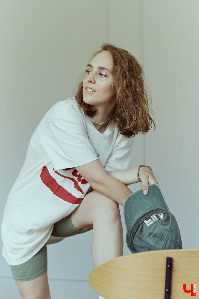 Фотограф и молодая мама Юлия Митина теперь предпочитает не просто стильные, но и удобные наряды: чтобы в поисках удачных ракурсов было комфортно лежать на полу и даже ползать по нему. Несколько демократичных аутфитов Юля и продемонстрировала нашему изданию.