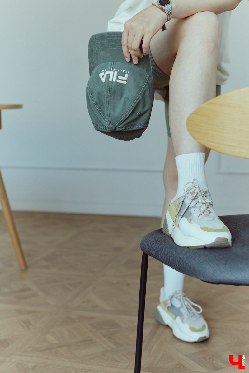 Фотограф и молодая мама Юлия Митина теперь предпочитает не просто стильные, но и удобные наряды: чтобы в поисках удачных ракурсов было комфортно лежать на полу и даже ползать по нему. Несколько демократичных аутфитов Юля и продемонстрировала нашему изданию.