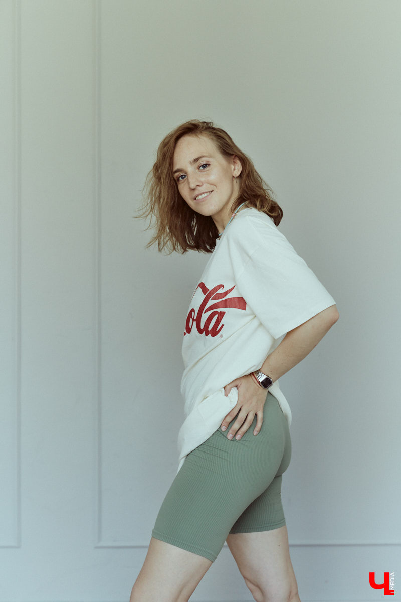 Фотограф и молодая мама Юлия Митина теперь предпочитает не просто стильные, но и удобные наряды: чтобы в поисках удачных ракурсов было комфортно лежать на полу и даже ползать по нему. Несколько демократичных аутфитов Юля и продемонстрировала нашему изданию.