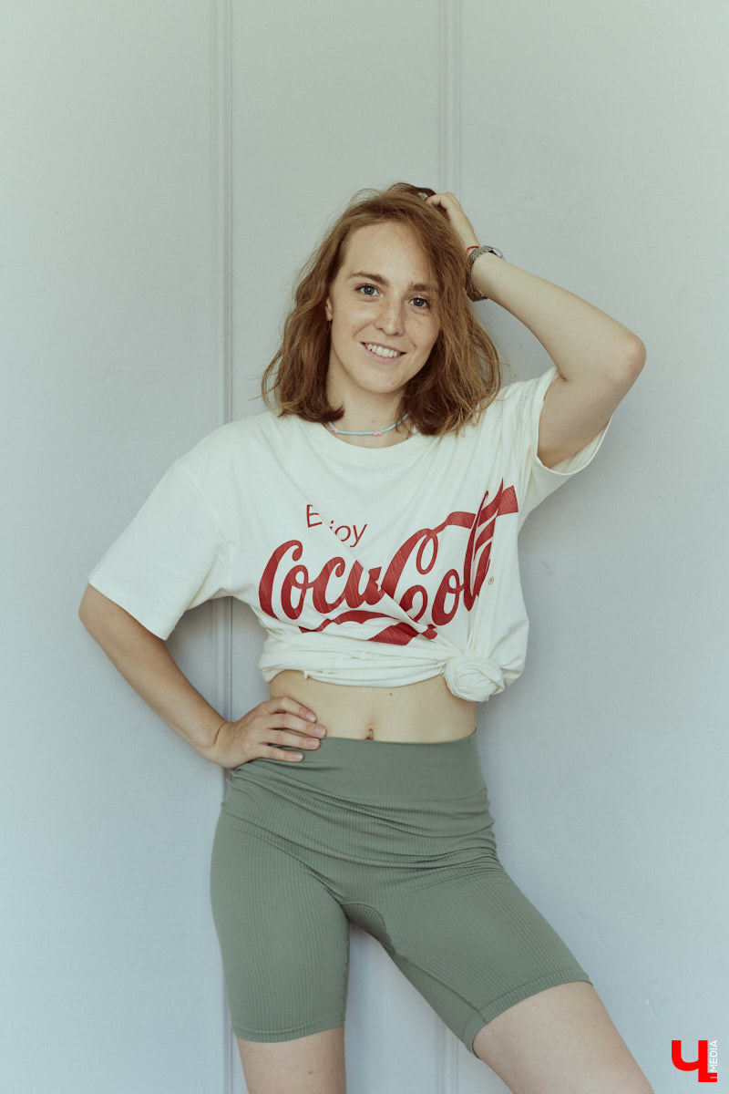 Фотограф и молодая мама Юлия Митина теперь предпочитает не просто стильные, но и удобные наряды: чтобы в поисках удачных ракурсов было комфортно лежать на полу и даже ползать по нему. Несколько демократичных аутфитов Юля и продемонстрировала нашему изданию.