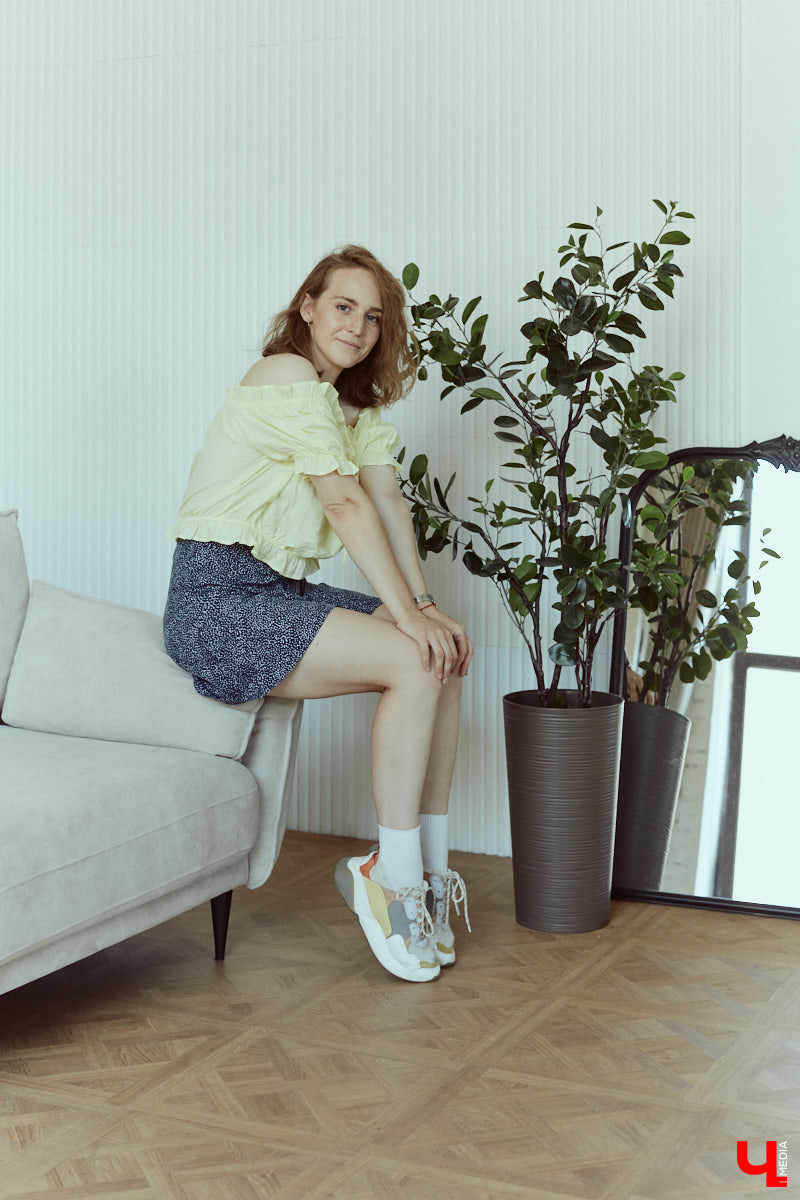 Фотограф и молодая мама Юлия Митина теперь предпочитает не просто стильные, но и удобные наряды: чтобы в поисках удачных ракурсов было комфортно лежать на полу и даже ползать по нему. Несколько демократичных аутфитов Юля и продемонстрировала нашему изданию.