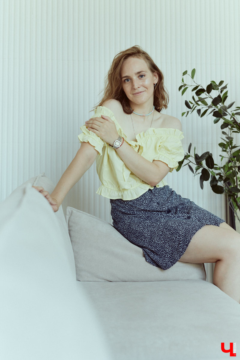 Фотограф и молодая мама Юлия Митина теперь предпочитает не просто стильные, но и удобные наряды: чтобы в поисках удачных ракурсов было комфортно лежать на полу и даже ползать по нему. Несколько демократичных аутфитов Юля и продемонстрировала нашему изданию.