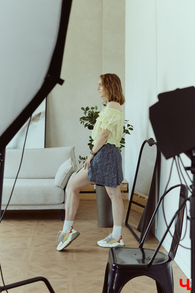 Фотограф и молодая мама Юлия Митина теперь предпочитает не просто стильные, но и удобные наряды: чтобы в поисках удачных ракурсов было комфортно лежать на полу и даже ползать по нему. Несколько демократичных аутфитов Юля и продемонстрировала нашему изданию.