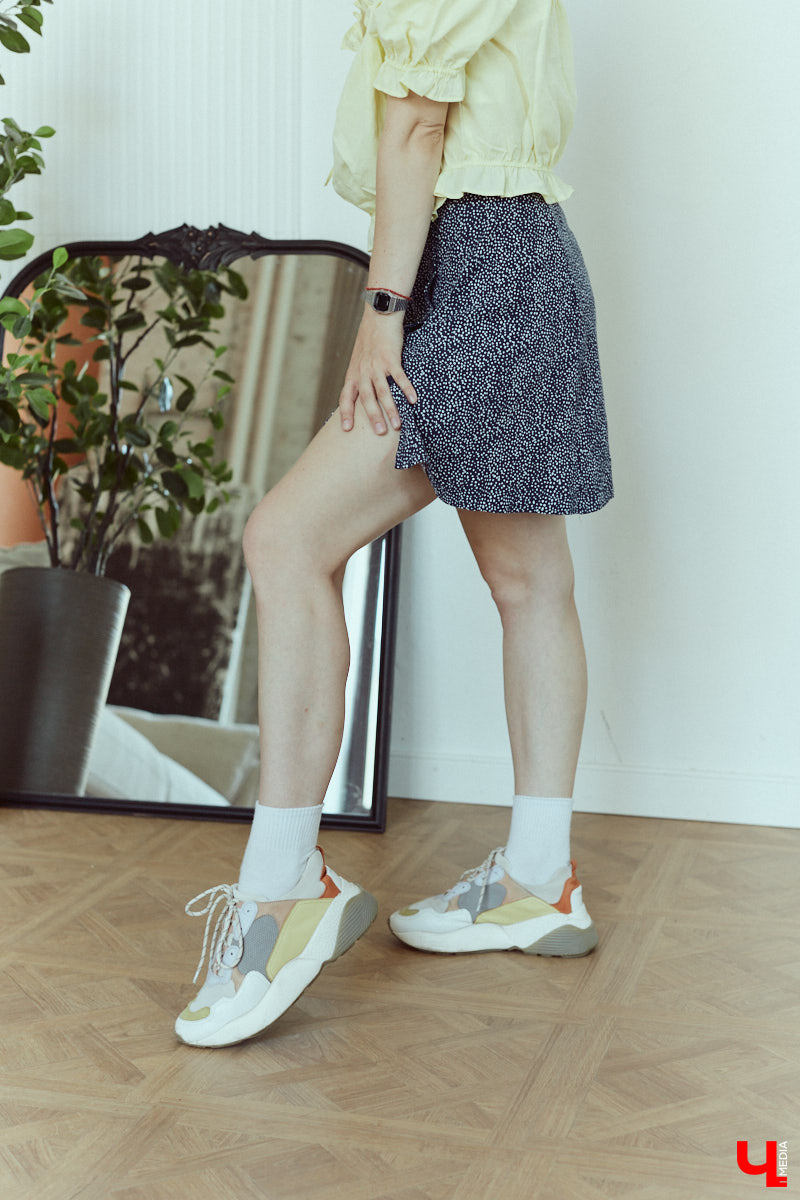 Фотограф и молодая мама Юлия Митина теперь предпочитает не просто стильные, но и удобные наряды: чтобы в поисках удачных ракурсов было комфортно лежать на полу и даже ползать по нему. Несколько демократичных аутфитов Юля и продемонстрировала нашему изданию.