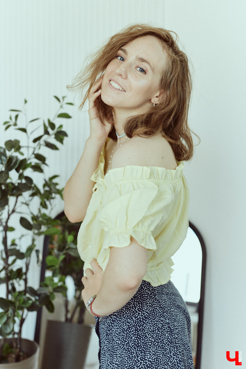 Фотограф и молодая мама Юлия Митина теперь предпочитает не просто стильные, но и удобные наряды: чтобы в поисках удачных ракурсов было комфортно лежать на полу и даже ползать по нему. Несколько демократичных аутфитов Юля и продемонстрировала нашему изданию.