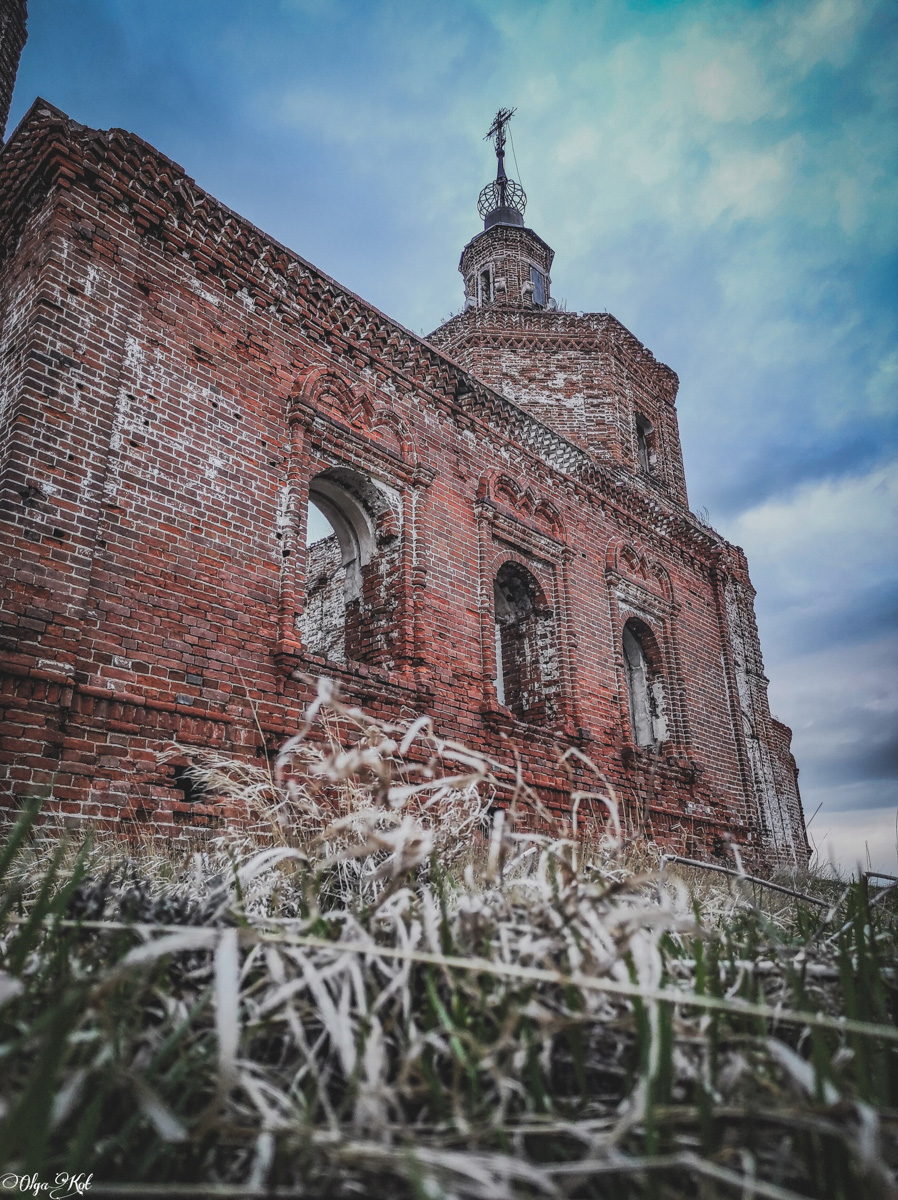 Блогер Ольга Кот снова поделилась удивительной историей о сталке. На этот раз путешественница наведалась в урочище Даниловское Юрьев-Польского района. Клад, тайный ход - а что еще для увлекательного повествования надо?!