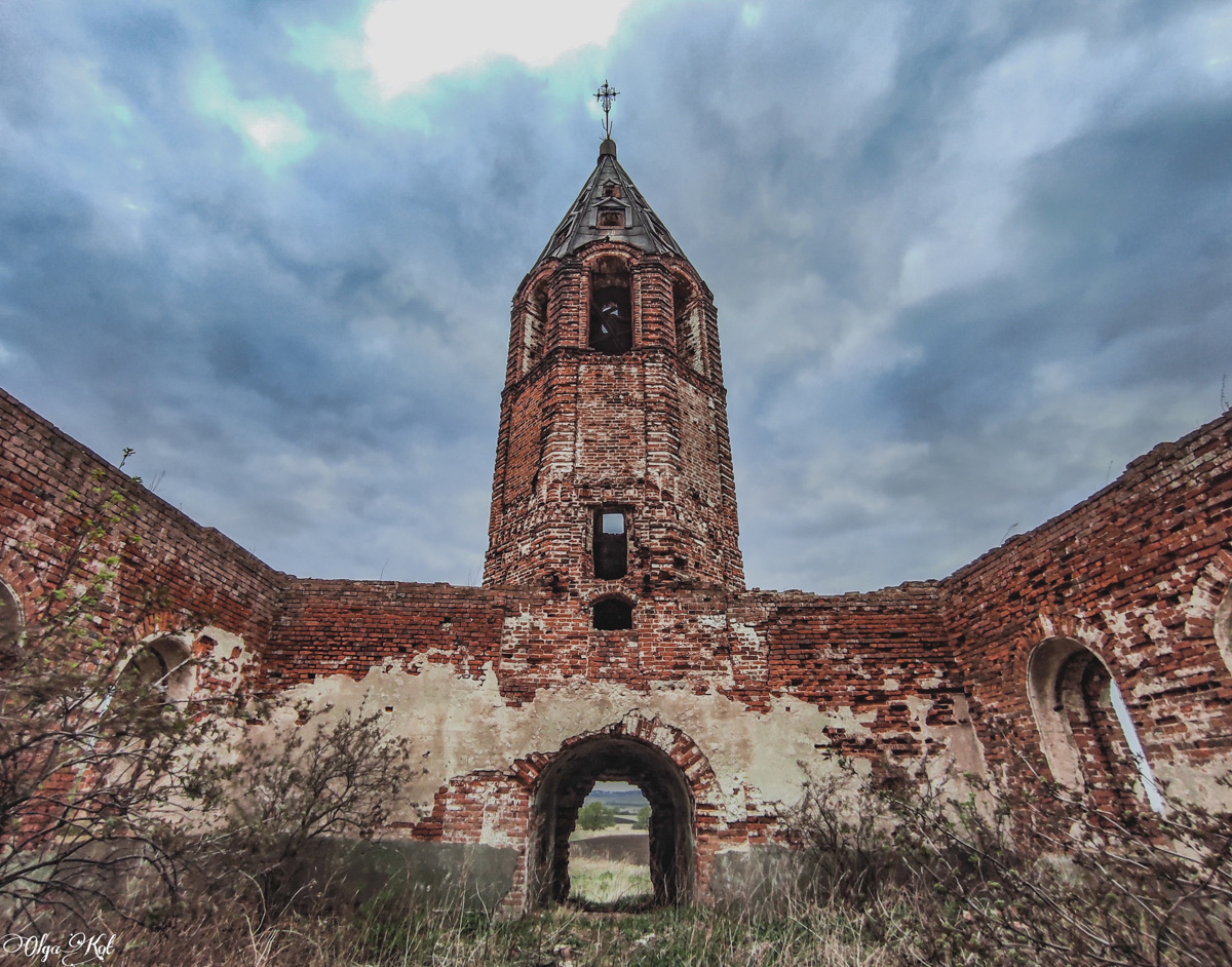 Блогер Ольга Кот снова поделилась удивительной историей о сталке. На этот раз путешественница наведалась в урочище Даниловское Юрьев-Польского района. Клад, тайный ход - а что еще для увлекательного повествования надо?!