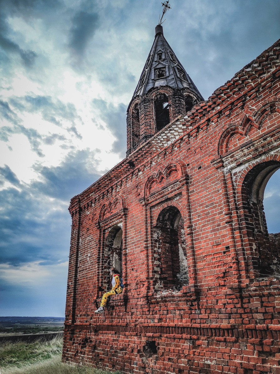 Блогер Ольга Кот снова поделилась удивительной историей о сталке. На этот раз путешественница наведалась в урочище Даниловское Юрьев-Польского района. Клад, тайный ход - а что еще для увлекательного повествования надо?!