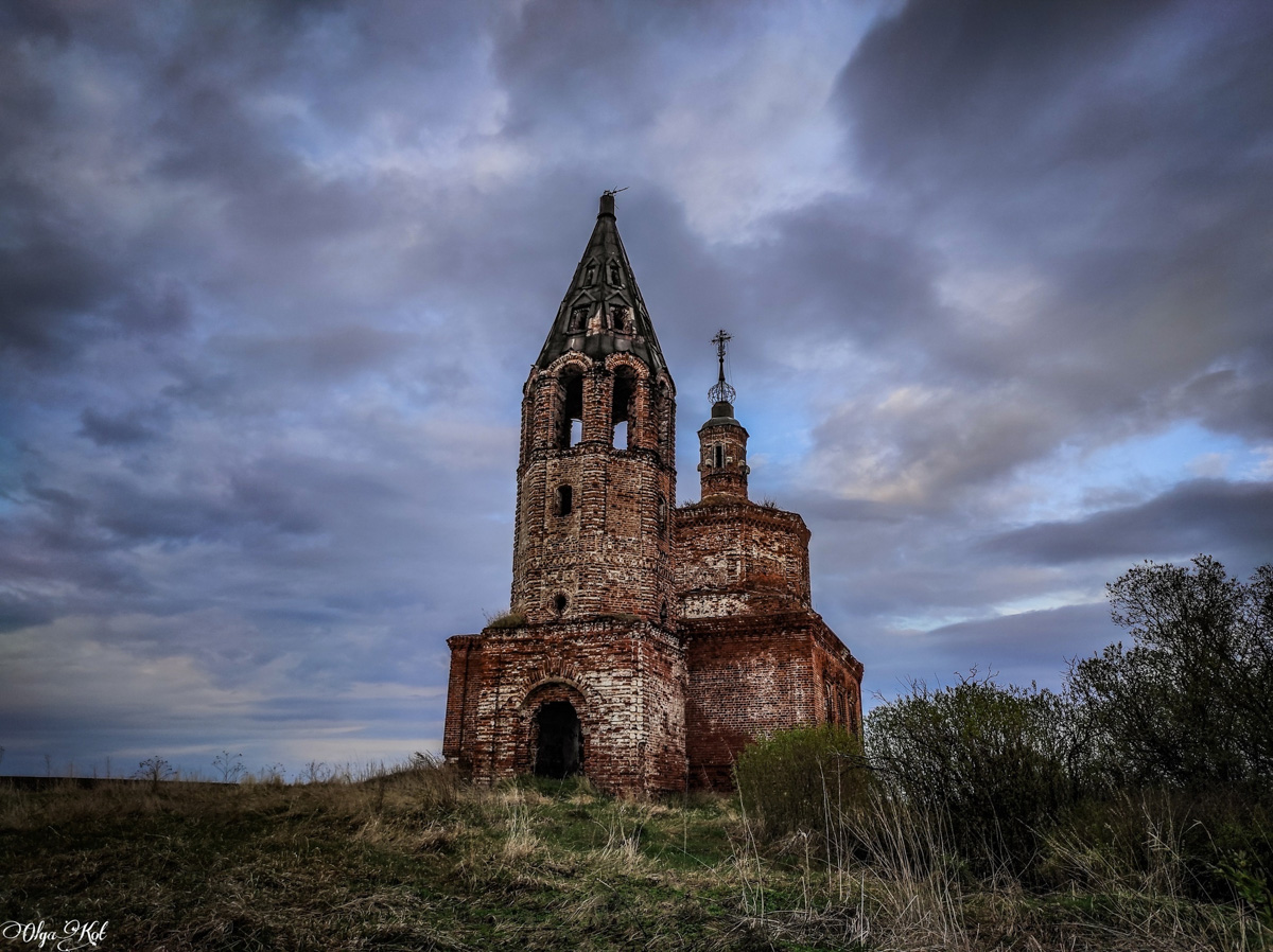 Блогер Ольга Кот снова поделилась удивительной историей о сталке. На этот раз путешественница наведалась в урочище Даниловское Юрьев-Польского района. Клад, тайный ход - а что еще для увлекательного повествования надо?!
