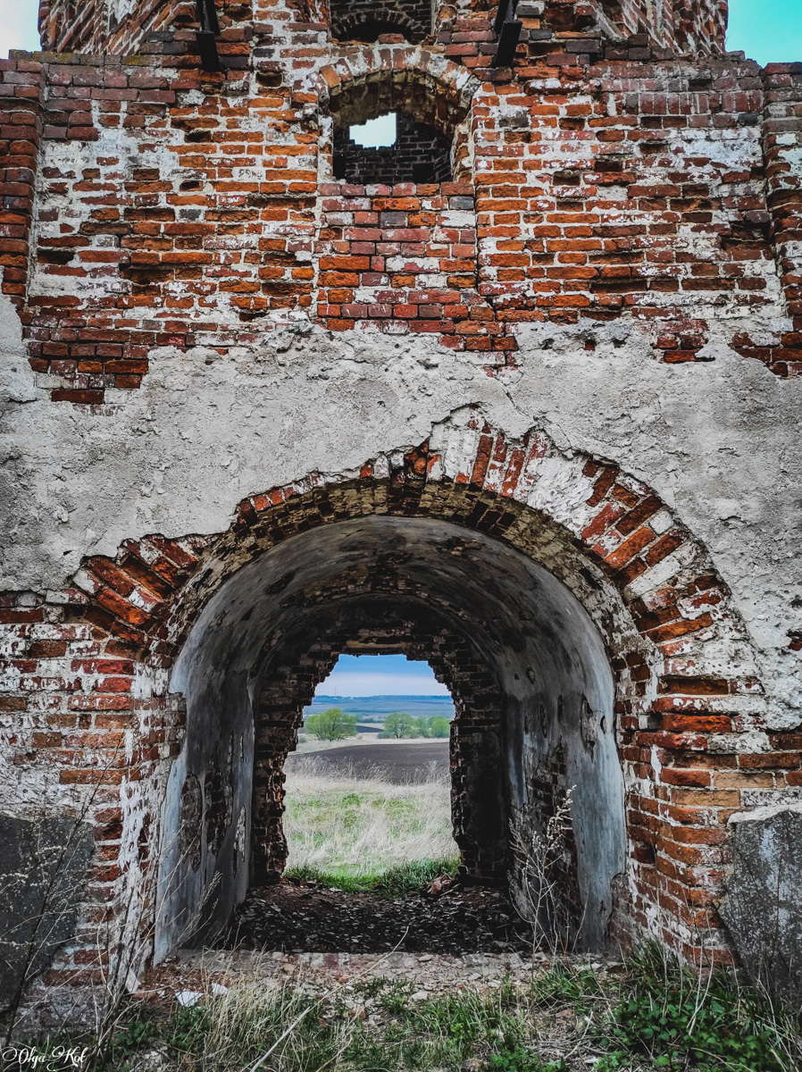 Блогер Ольга Кот снова поделилась удивительной историей о сталке. На этот раз путешественница наведалась в урочище Даниловское Юрьев-Польского района. Клад, тайный ход - а что еще для увлекательного повествования надо?!