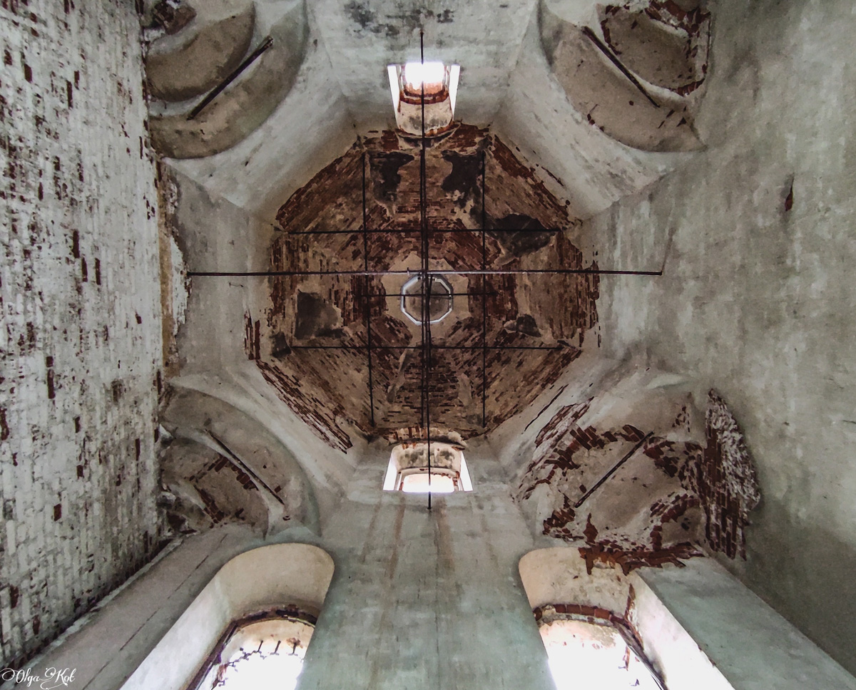 Блогер Ольга Кот снова поделилась удивительной историей о сталке. На этот раз путешественница наведалась в урочище Даниловское Юрьев-Польского района. Клад, тайный ход - а что еще для увлекательного повествования надо?!