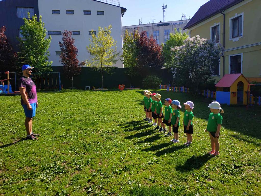 В рубрике «Неудобные вопросы» мы продолжаем знакомить вас с представителями самых разных профессий. На очереди откровения инструктора физкультуры и спорта Дениса Петрова, работающего с малышами в частном детском саду Владимира.