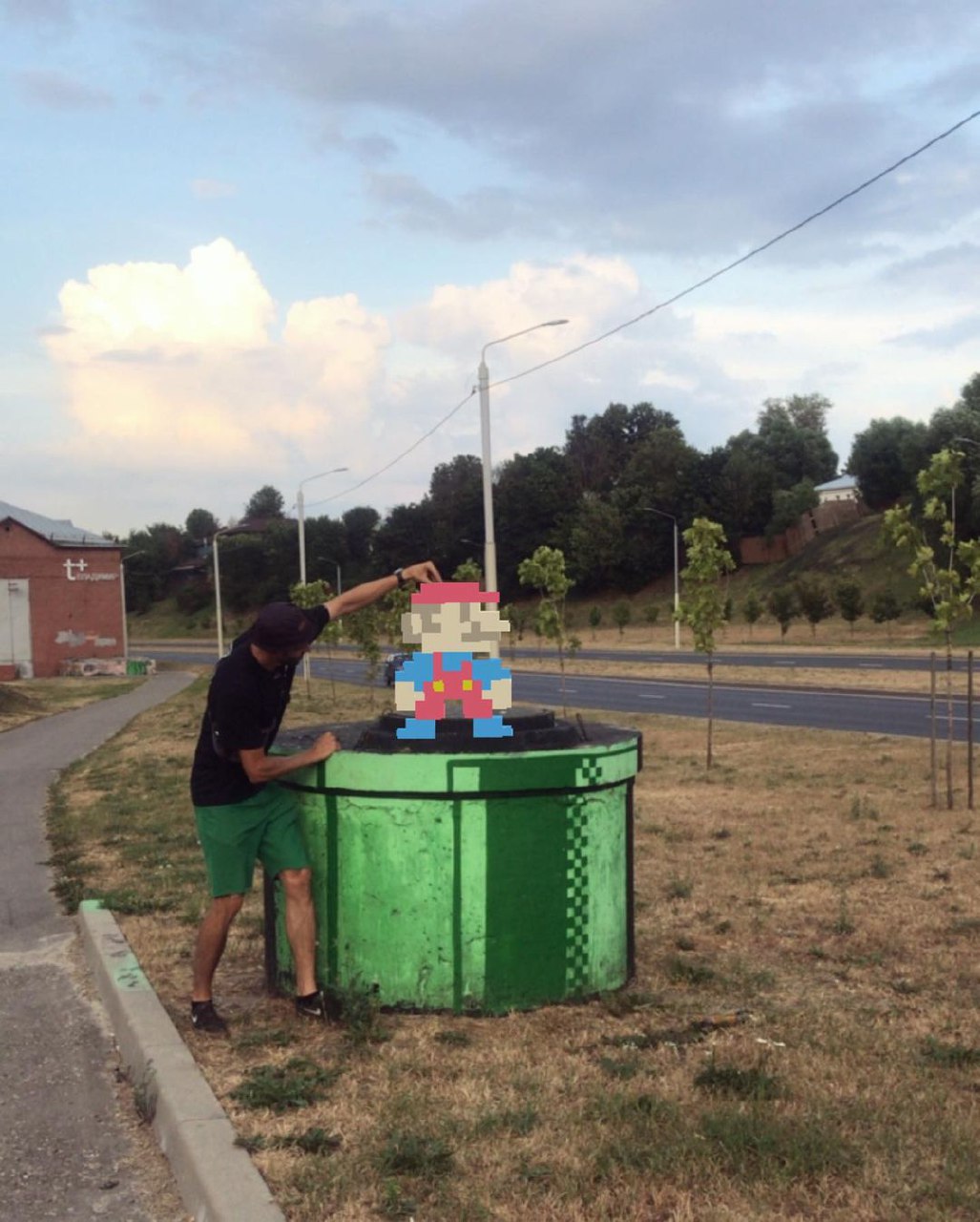 Виртуальный Марио и большущий ролл от Мишкина, почтовые голуби от Натальи Кухаревой и монументальное панно с историческими мотивами от Кирилла Ведерникова. Все эти арт-клады спрятаны на территории Владимира, но мы поможем вам их отыскать.