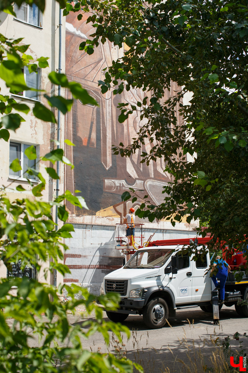 Виртуальный Марио и большущий ролл от Мишкина, почтовые голуби от Натальи Кухаревой и монументальное панно с историческими мотивами от Кирилла Ведерникова. Все эти арт-клады спрятаны на территории Владимира, но мы поможем вам их отыскать.