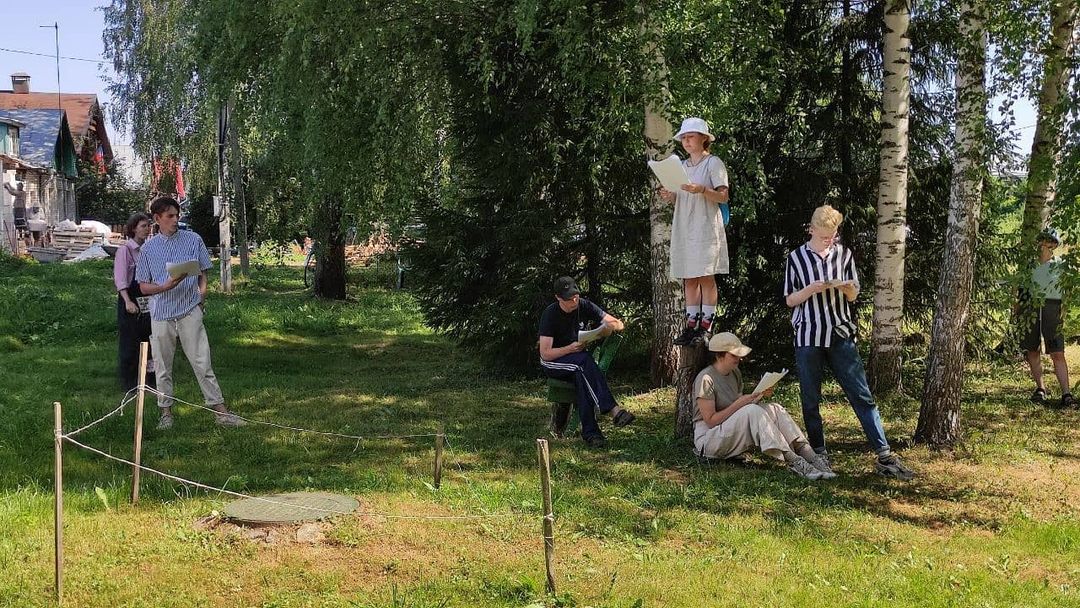 Разрушенная церковь и ГЭС, рассветное поле и плот на реке: на выходных в селе Фомиха 40 театралов из МХАТа читали для зрителей современные пьесы. Чем запомнилась лаборатория драматургии «Сенокос»?
