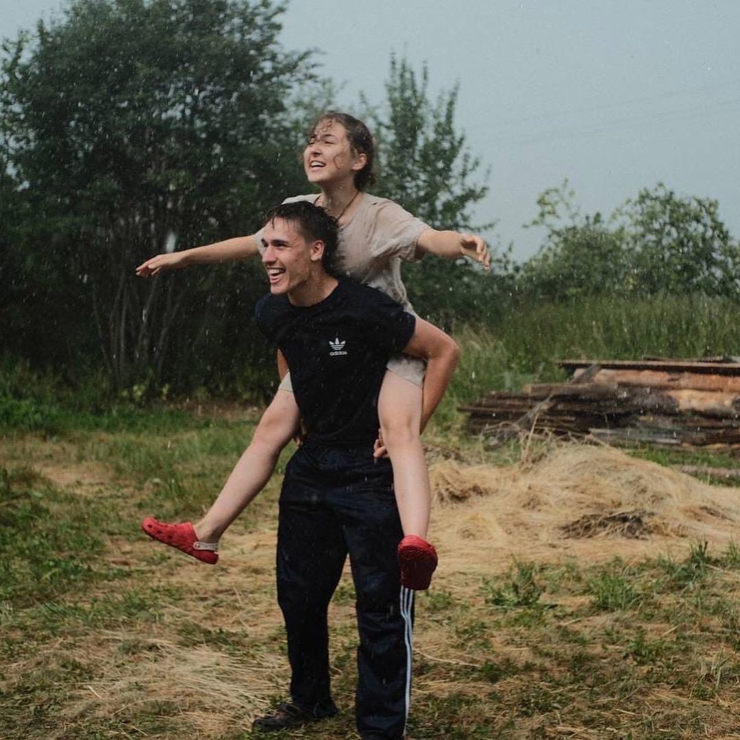 Разрушенная церковь и ГЭС, рассветное поле и плот на реке: на выходных в селе Фомиха 40 театралов из МХАТа читали для зрителей современные пьесы. Чем запомнилась лаборатория драматургии «Сенокос»?