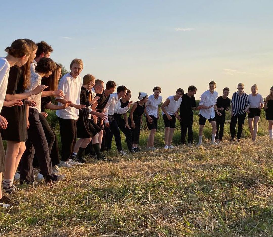 Разрушенная церковь и ГЭС, рассветное поле и плот на реке: на выходных в селе Фомиха 40 театралов из МХАТа читали для зрителей современные пьесы. Чем запомнилась лаборатория драматургии «Сенокос»?